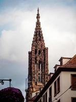 details van de kathedraal van Straatsburg. architectonische en sculpturale elementen van de gevel en toren. foto