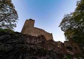 oud middeleeuws kasteel op een heuveltop bernstein in de elzas. de ruïnes van een historisch fort zijn gebouwd op een klif. foto