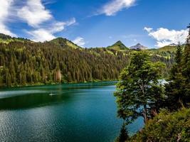 verloren in de bergen van zwitserland, meer arnesee met kristalhelder water van turkoois en azuurblauwe kleuren. foto