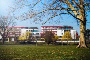 panoramisch uitzicht op de nieuwe wijk in Straatsburg in de buurt van Duitsland, zonnige lentedag foto