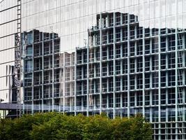het moderne gebouw van glas en staal. reflecties in een glazen gevel. foto