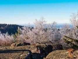 witte sneeuw en blauwe lucht. panoramisch uitzicht op de silhouetten van de bergen. foto