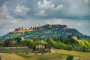 middeleeuwse oude Italiaanse stad op de top van de heuvel, Toscane foto