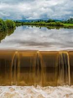 krachtige waterval op de kinzig rivier. volstromende rivier na de regens. foto