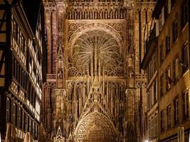 notre dame kathedraal in straatsburg nachtzicht foto