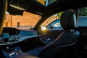 luxe auto-interieur met zonsondergangverlichting en reflecties foto