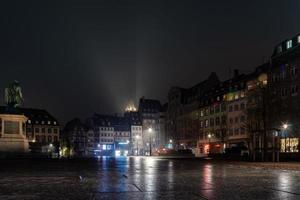 plaats kleber in Straatsburg 's nachts. mooie veelkleurige verlichting van de gebouwen. foto