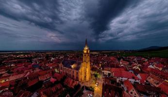 luchtfoto drone panoramisch uitzicht op de nacht gemarkeerd dorp dambach-la-ville in de elzas. foto