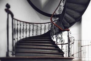 antieke vintage ronde trap in oud huis, straatsburg, frankrijk foto