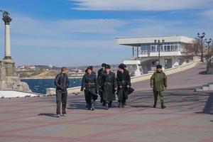 Sevastopol, Crimea-16 maart 2015 - jonge cadetten maritieme school, toekomstige zeilers zijn aan de waterkant van de stad op een koude dag. foto