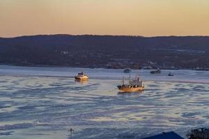 zeegezicht met uitzicht op de schepen in de baai van vladivostok foto