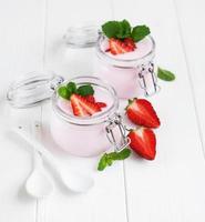 potjes met aardbeienyoghurt foto