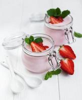 potjes met aardbeienyoghurt foto