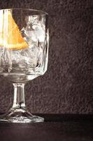 cocktailglas met ijsblokjes foto