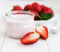 pot met aardbeienyoghurt foto