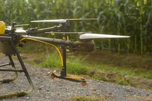 landbouwdrone vliegt en sproeit kunstmest en pesticiden over landbouwgrond, geavanceerde technologische innovaties en slimme landbouw foto