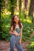 portret van een kind. tienermeisje 11 jaar oud in het bos. foto