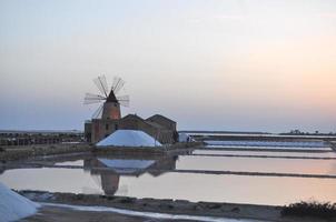 zoute zoutvlakten in marsala foto