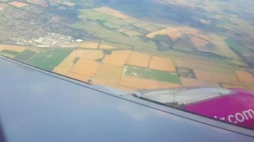 vliegen over de wolken. uitzicht vanuit vliegtuig passagiersraam met wolken en skyline horizon. foto