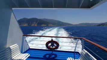 pov van het dek aan de achterkant van het cruiseschip aan de Egeïsche Zee, Griekenland. foto