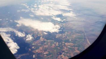luchtbeelden vanuit het raam van een vliegtuig boven zeer lage wolken. foto