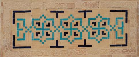 Aziatische oude keramische mozaïek. elementen van oosters ornament op keramische tegels foto