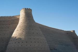 historische muren van arkfort in bukhara, centraal Azië foto