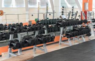 rij dumbbells in een moderne sportschool foto