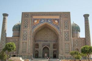 architectuur van registan in samarkand. oude architectuur van Centraal-Azië foto