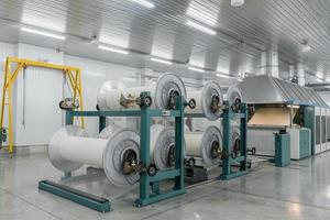 machine verdampt textielgaren. machines en uitrusting in een textielfabriek foto