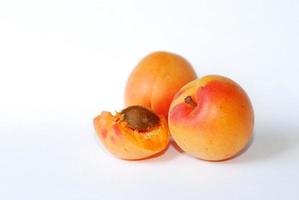 abrikoos op witte achtergrond foto