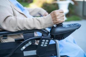 Aziatische senior of oudere oude dame vrouw patiënt op elektrische rolstoel met afstandsbediening op verpleegafdeling ziekenhuis, gezond sterk medisch concept foto