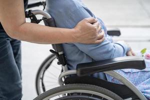 verzorger hulp en zorg Aziatische senior of oudere oude dame vrouw patiënt zittend op rolstoel op verpleegafdeling ziekenhuis, gezond sterk medisch concept