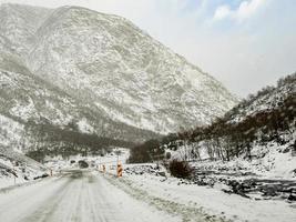 rijden door besneeuwde weg en winterlandschap in noorwegen. foto