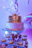 bruidstaart en candybar. bruidstaart en cupcakes foto