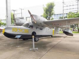 koninklijk thais luchtmachtmuseum bangkokthailand18 augustus 2018 de buitenkant van het vliegtuig heeft veel grote vliegtuigen. nader te leren. op 18 augustus 2018 in thailand. foto