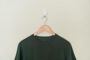 t-shirt hangend met houten hanger foto