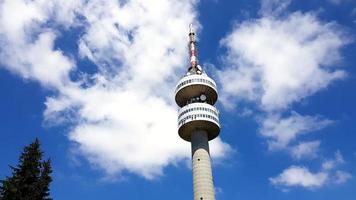 snezhanka tv-toren op snezhanka piek in pamporovo tijdens de zomer. foto