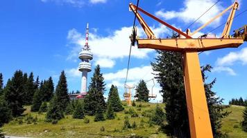 lege stoeltjeslift oplopend in pamporovo winterberg skiresort in bulgarije in de zomer. foto