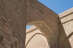 oud gebouw met boog en passage. de oude gebouwen van middeleeuws Azië. bukhara, oezbekistan foto