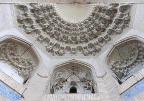 elementen van de oude architectuur van Centraal-Azië. plafond in de vorm van een koepel in een traditioneel oud Aziatisch mozaïek foto