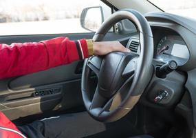 mannenhand met een horloge aan het stuur van een moderne auto foto