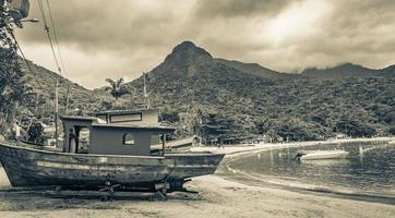 oude boten schepen voor restauratie abraao strand ilha grande brazilië. foto