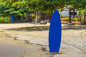 kleurrijke surfplanken braziliaanse vlag ilha grande rio de janeiro brazilië. foto