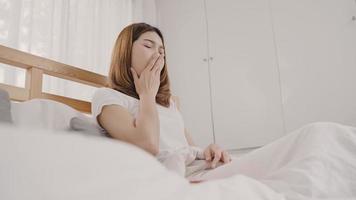 aziatische vrouw droomt terwijl ze op bed in de slaapkamer slaapt, mooie japanse vrouw die ontspant terwijl ze thuis op bed ligt. levensstijl vrouwen die ontspannen tijd thuis concept gebruiken. foto