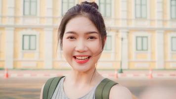 aziatische bloggervrouw reist in bangkok, thailand, backpackervrouw die mobiele telefoon gebruikt, maakt vlog en leeft op sociale media terwijl ze leuke tijd doorbrengt tijdens een vakantiereis. vrouwen reizen in stadsconcept. foto