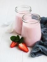 potjes met aardbeienyoghurt foto