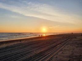 parangtritis strand in de middag bij zonsondergang foto