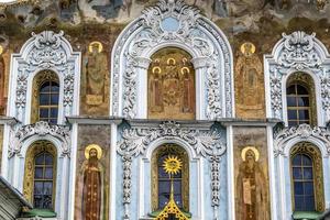 poort kerk van de drie-eenheid, bovenste lavra, kiev, oekraïne, europa foto