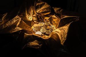 cryptocurrency munt en bitcoin op gouden achtergrond foto